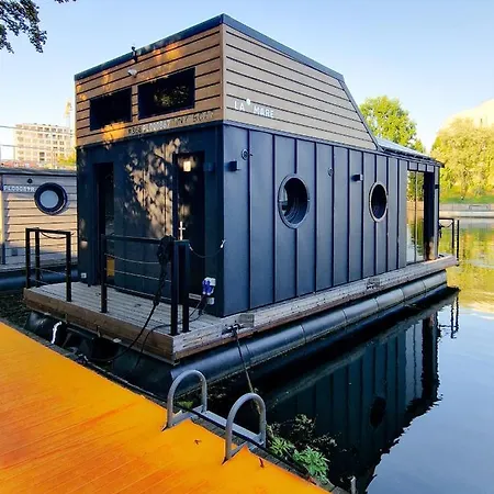 Dom Na Wodzie Lamare Tiny Boat Apartment *