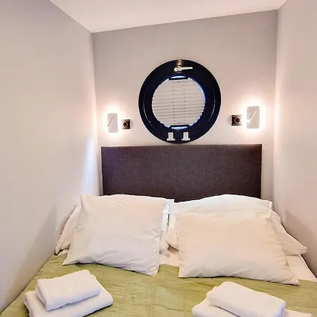 Dom Na Wodzie Lamare Tiny Boat Apartment *